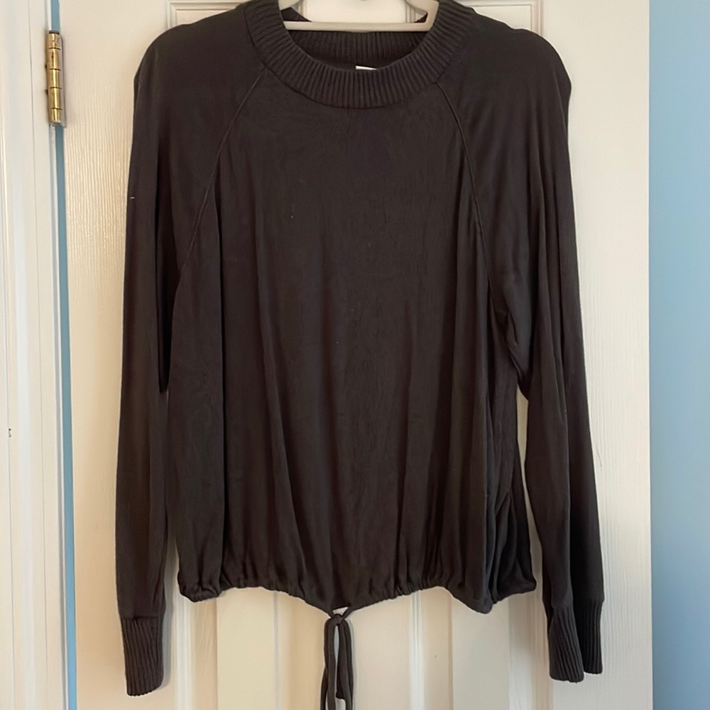 Brown lightweight sweater with drawstring waist. Size M